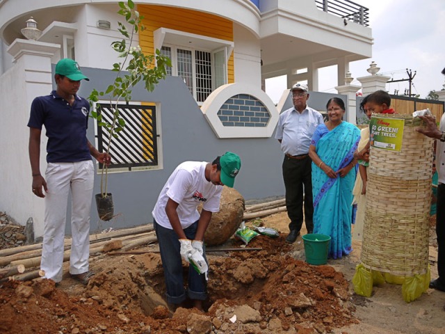 Vijay Anand prepares pit with Exnora Green Pammal's Exorco vermicompost